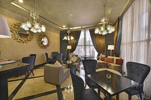 2 bars/lounges, lobby lounge