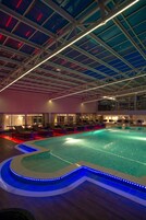 Una piscina cubierta, una piscina al aire libre