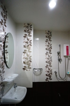 Deluxe Double Room with Partial Ocean View | 욕실 | 샤워 시설, 무료 세면용품, 타월