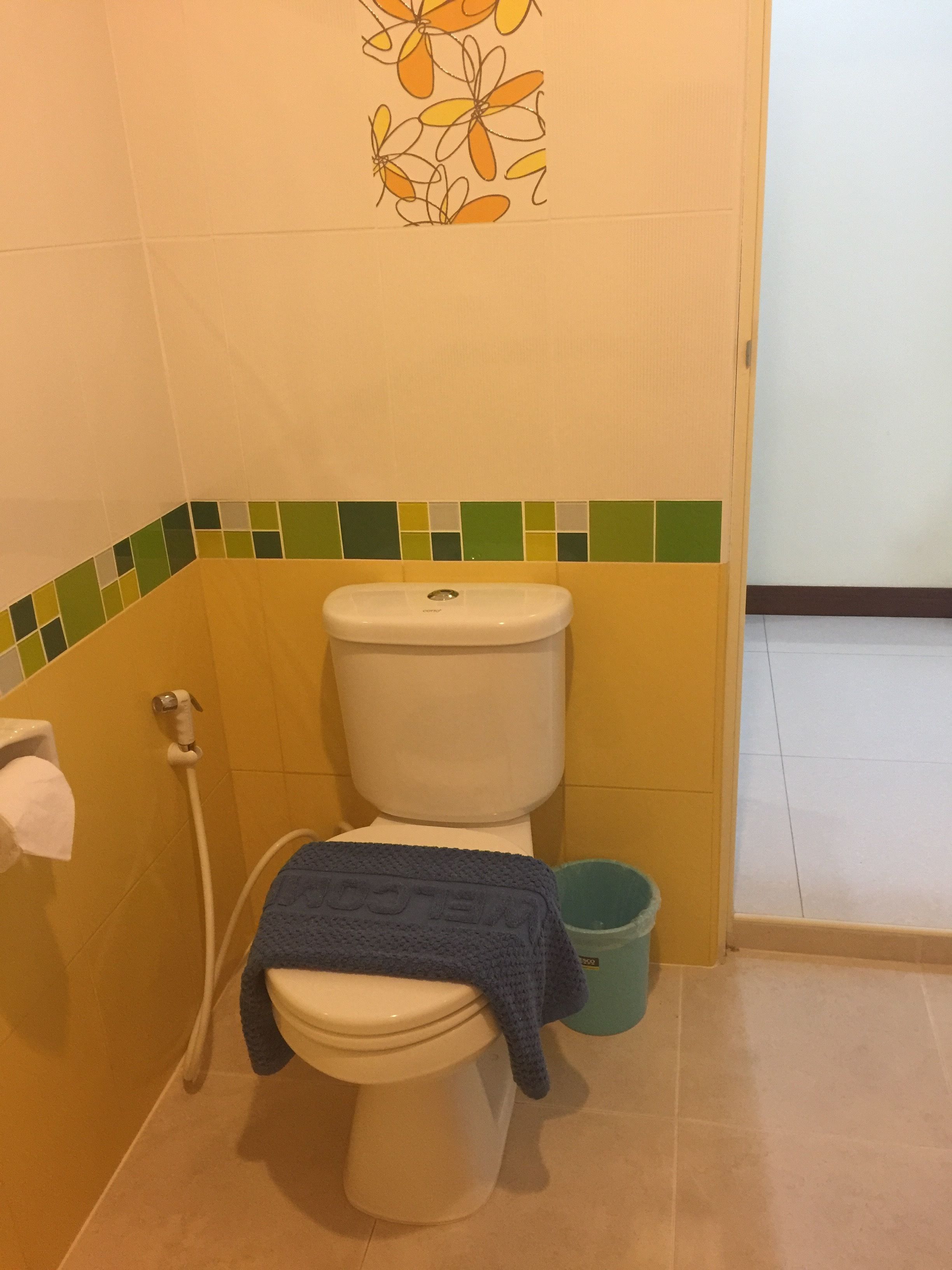 standard double room | bathroom | shower, free toiletries, towels