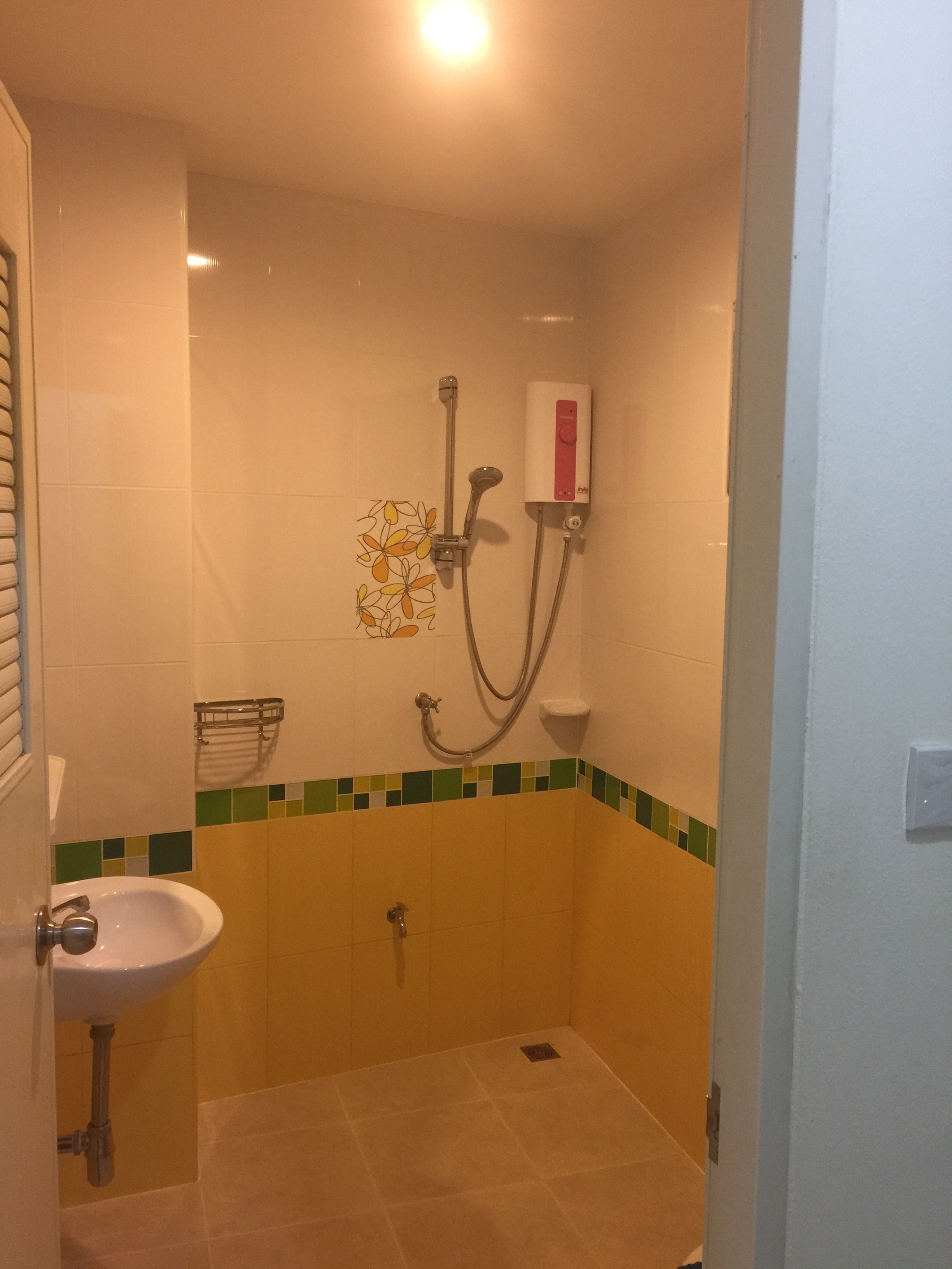 family room 5 pax | bathroom shower