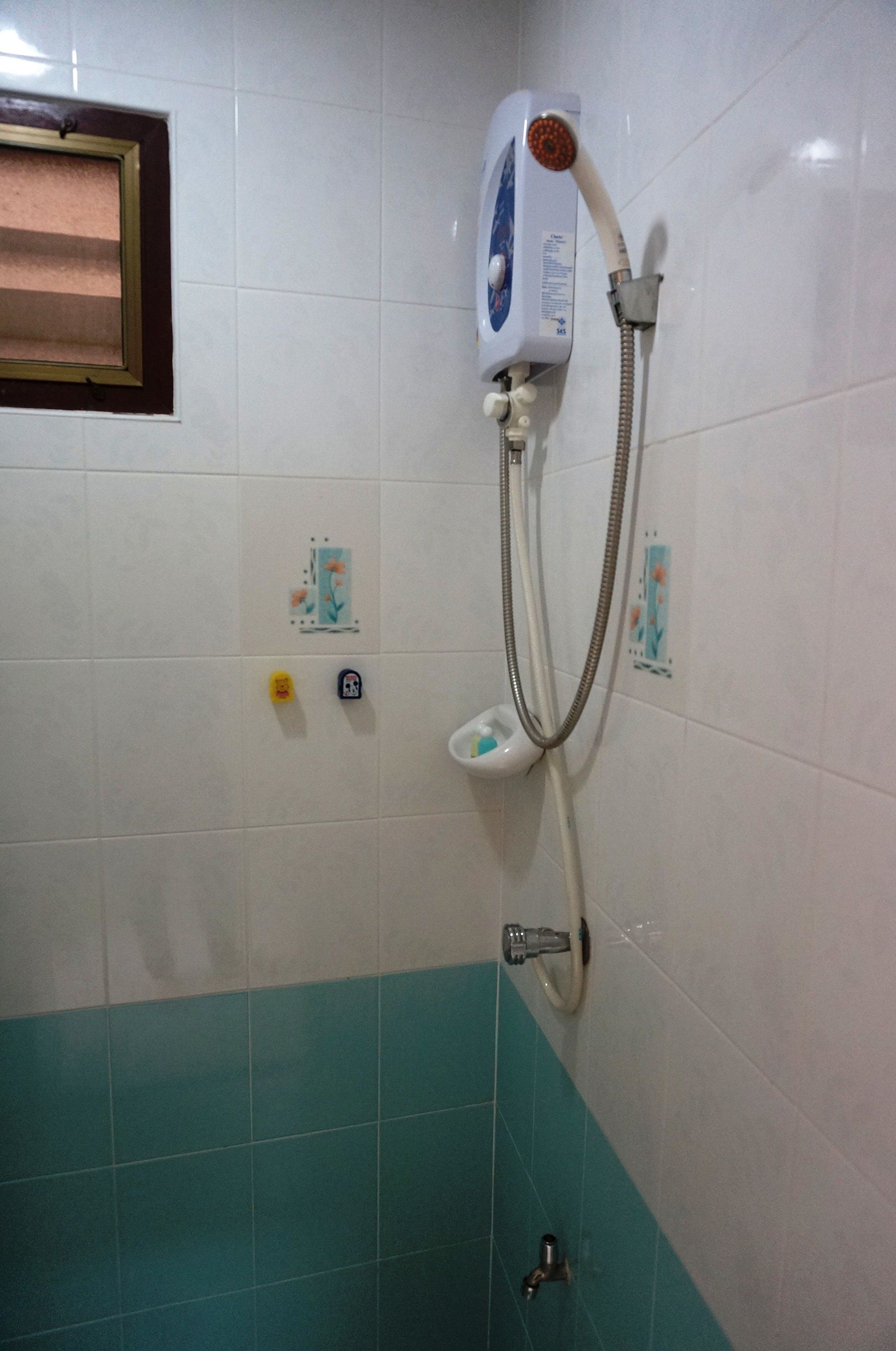 single room | bathroom shower