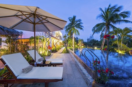 Outdoor pool, an infinity pool, sun loungers