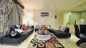 Un salon moderne avec deux canapés, une table basse et un tapis à motifs.