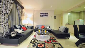 Familienapartment, 3 Schlafzimmer | Wohnzimmer | LCD-Fernseher