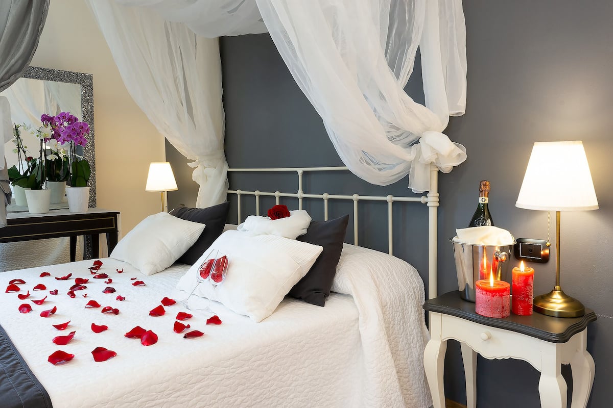 royal double room, non smoking, jetted tub | 1 bedroom, minibar, in-room safe, desk