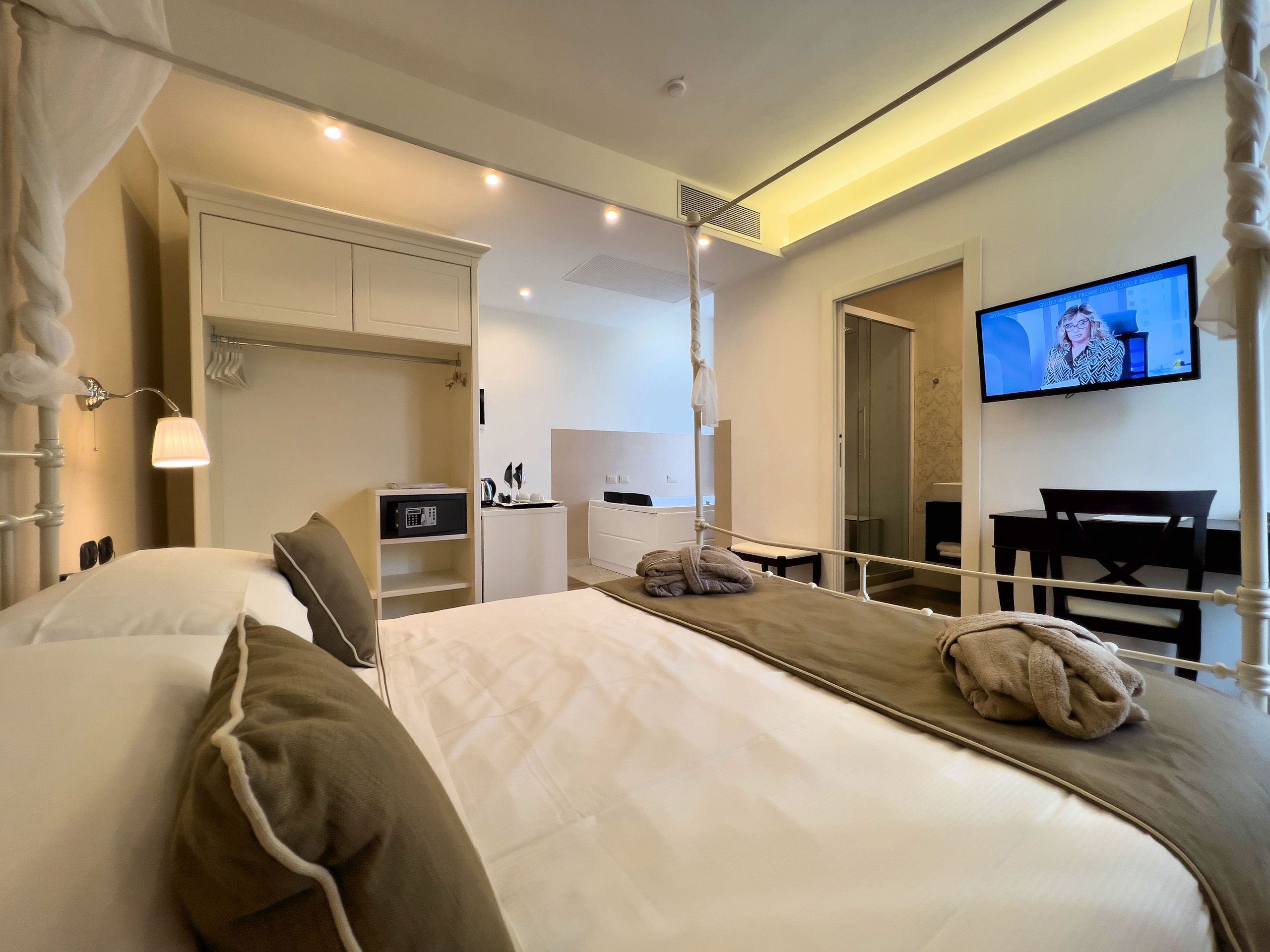 royal double room, non smoking, jetted tub | 1 bedroom, minibar, in-room safe, desk