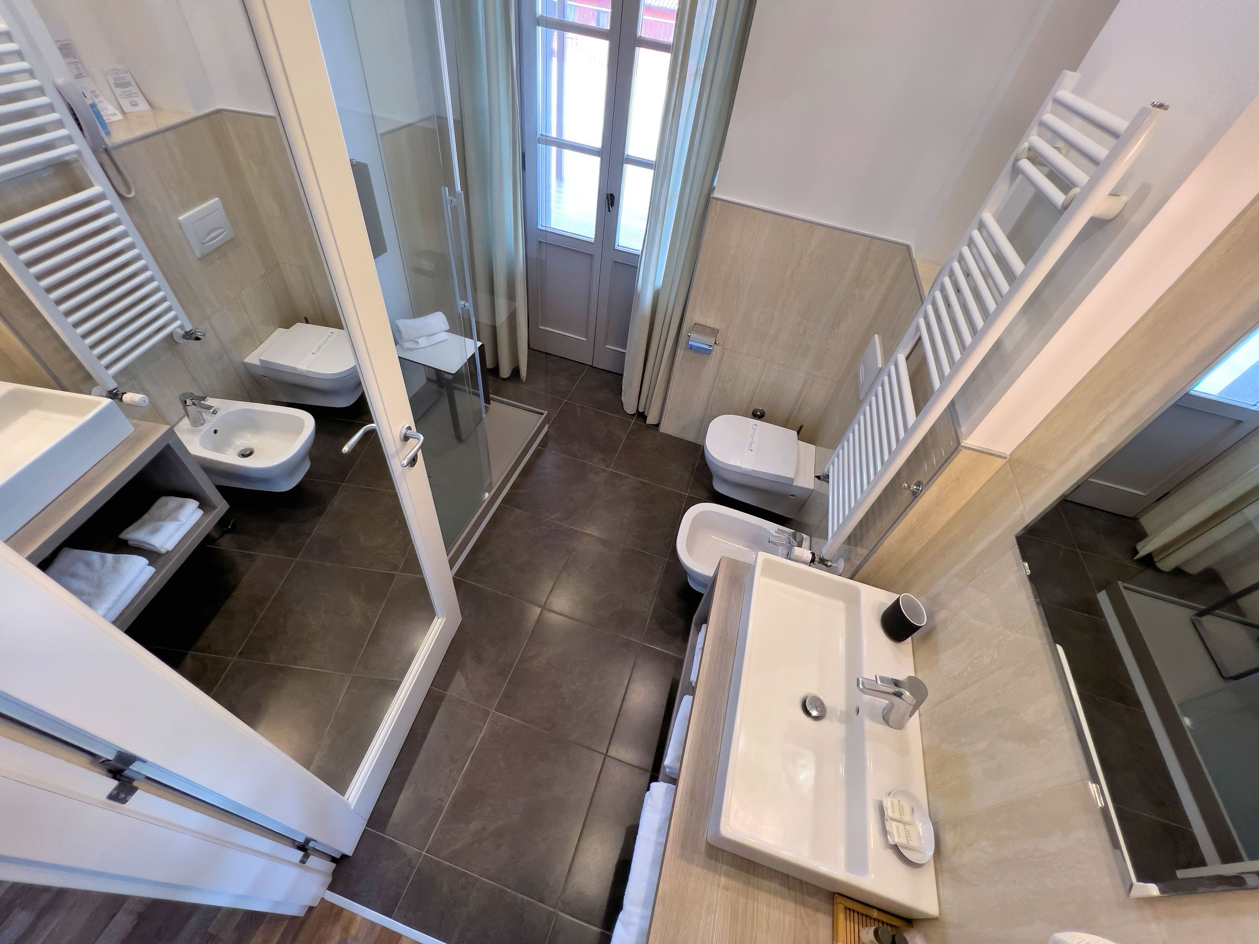 Un baño moderno con ducha, bidé, inodoro y lavamanos.