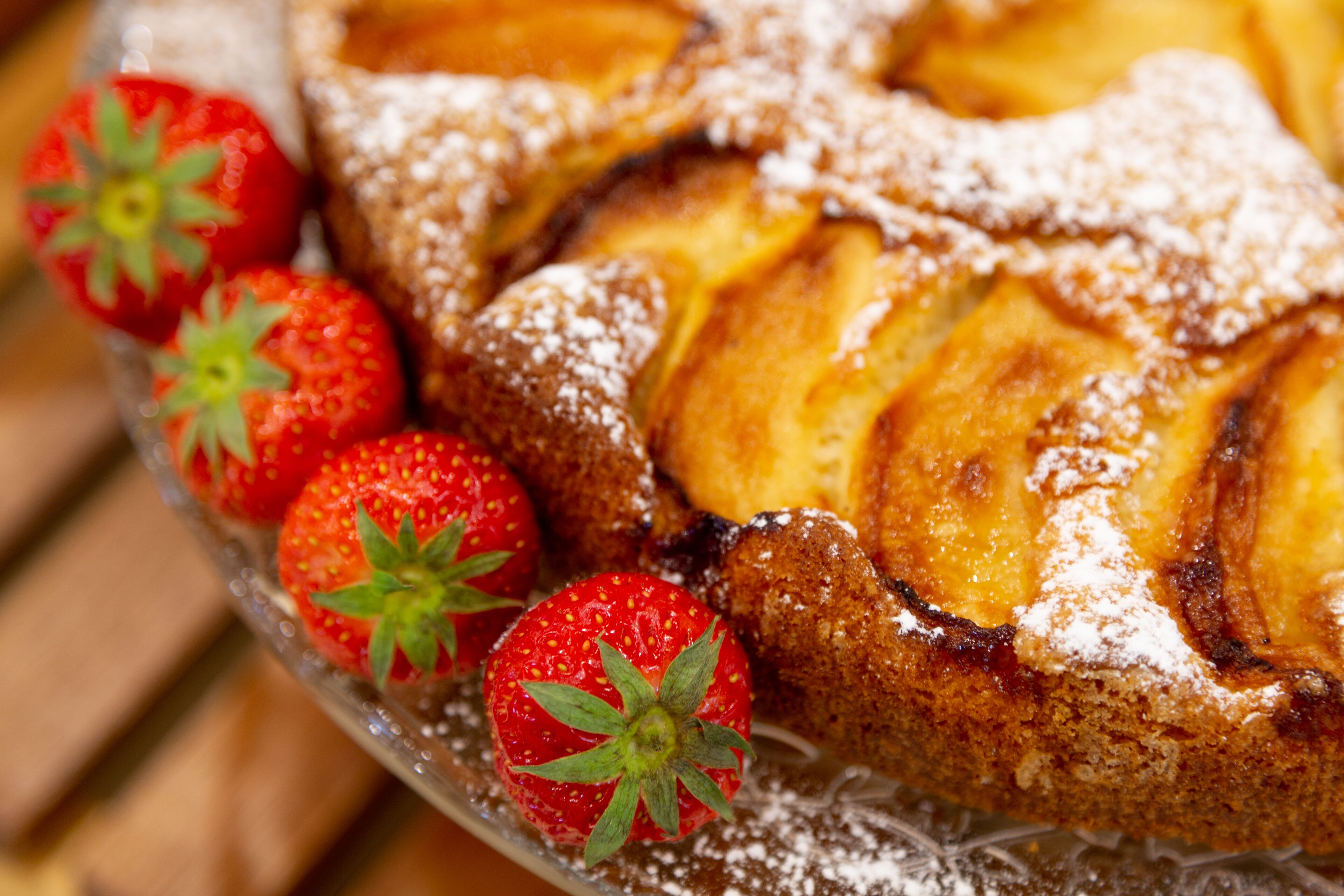 Un dessert aux fraises et au sucre glace.