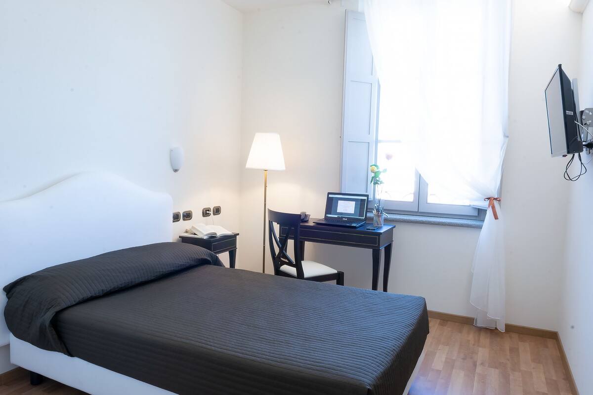 Classic Single Room, Non Smoking | Minibar, in-room safe, desk, soundproofing