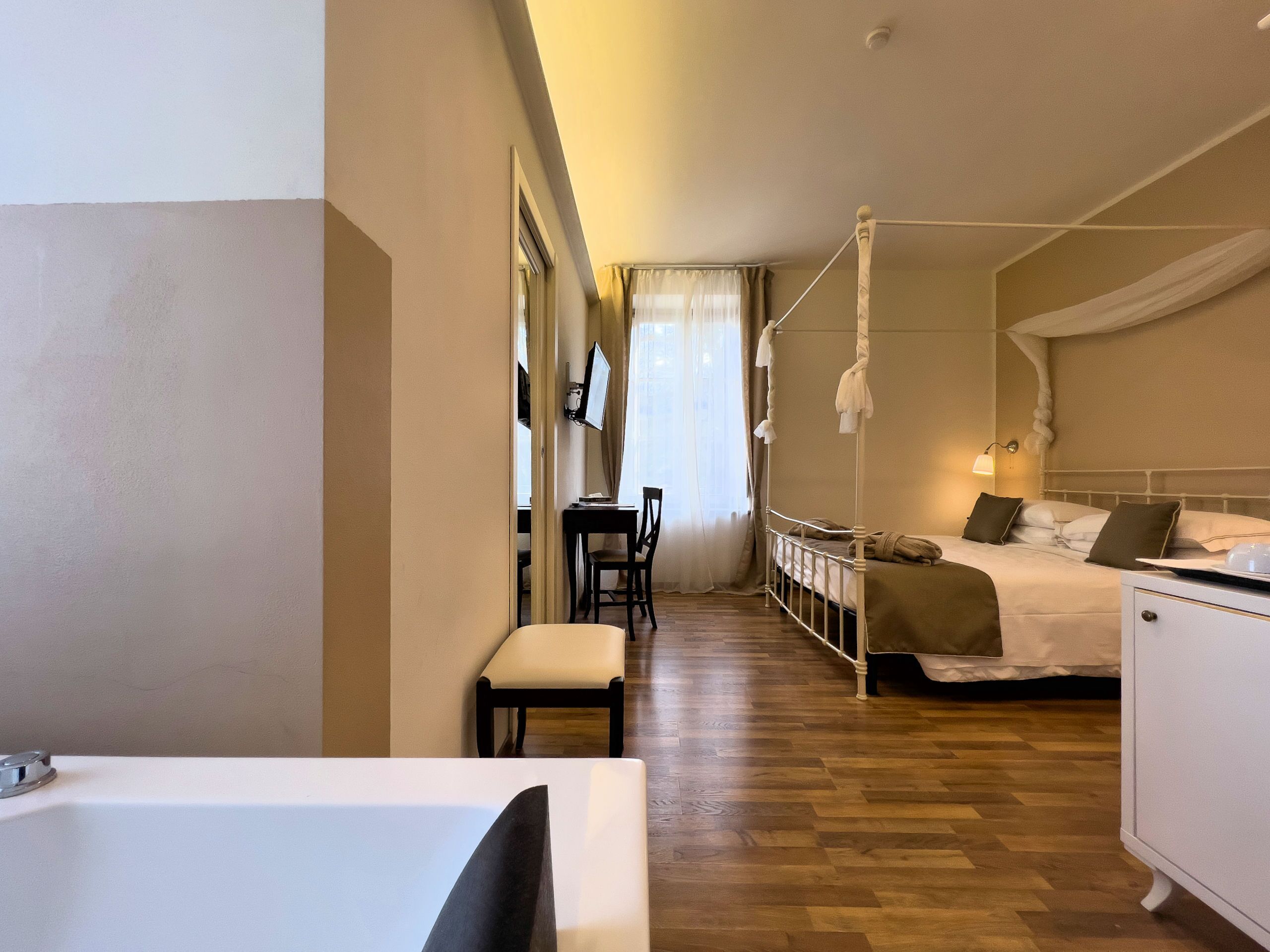 royal double room, non smoking, jetted tub | 1 bedroom, minibar, in-room safe, desk