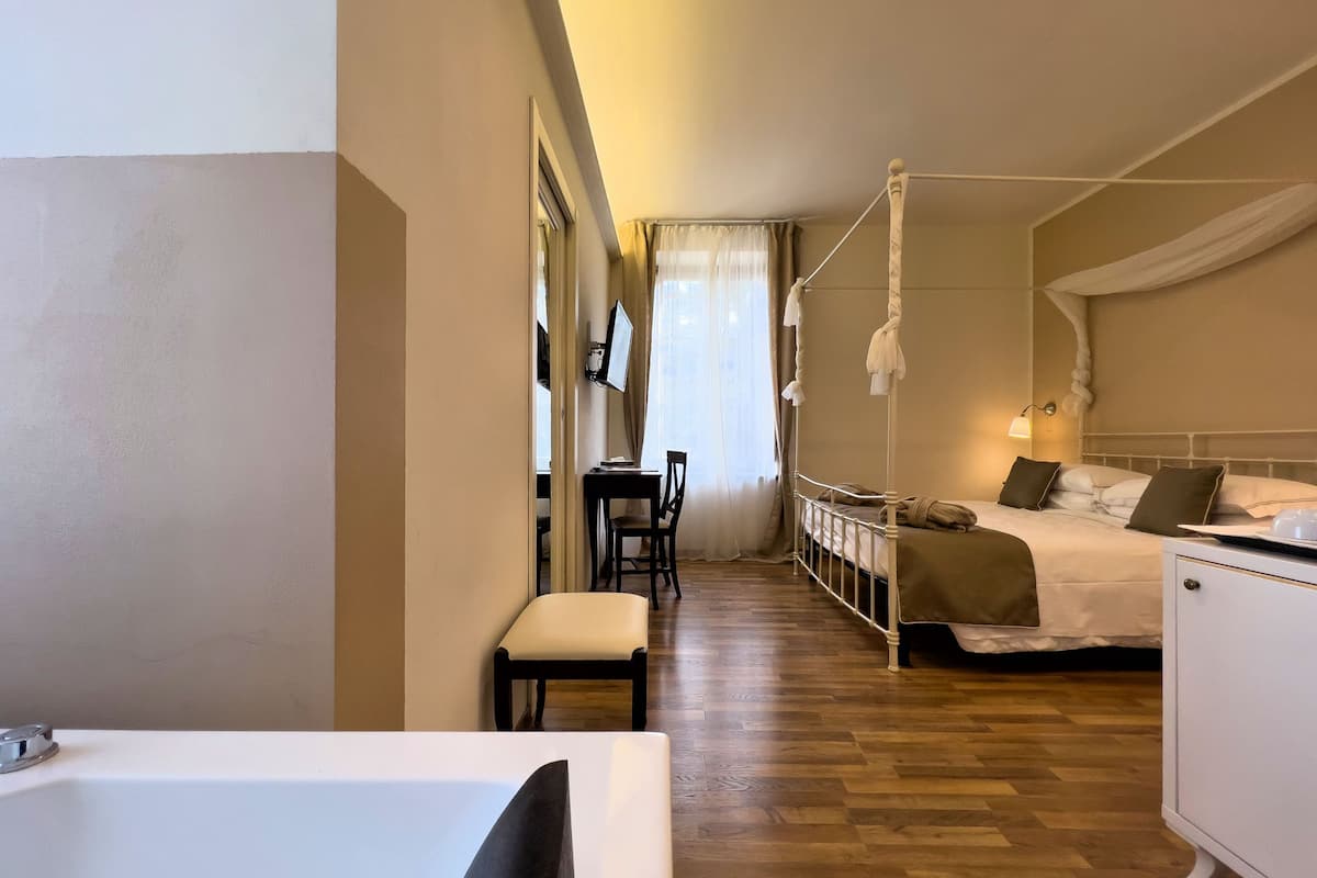 royal double room, non smoking, jetted tub | 1 bedroom, minibar, in-room safe, desk