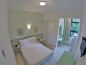 In-room safe, desk, free WiFi, bed sheets - San Marco Ipanema Hotel (Rio de Janeiro)