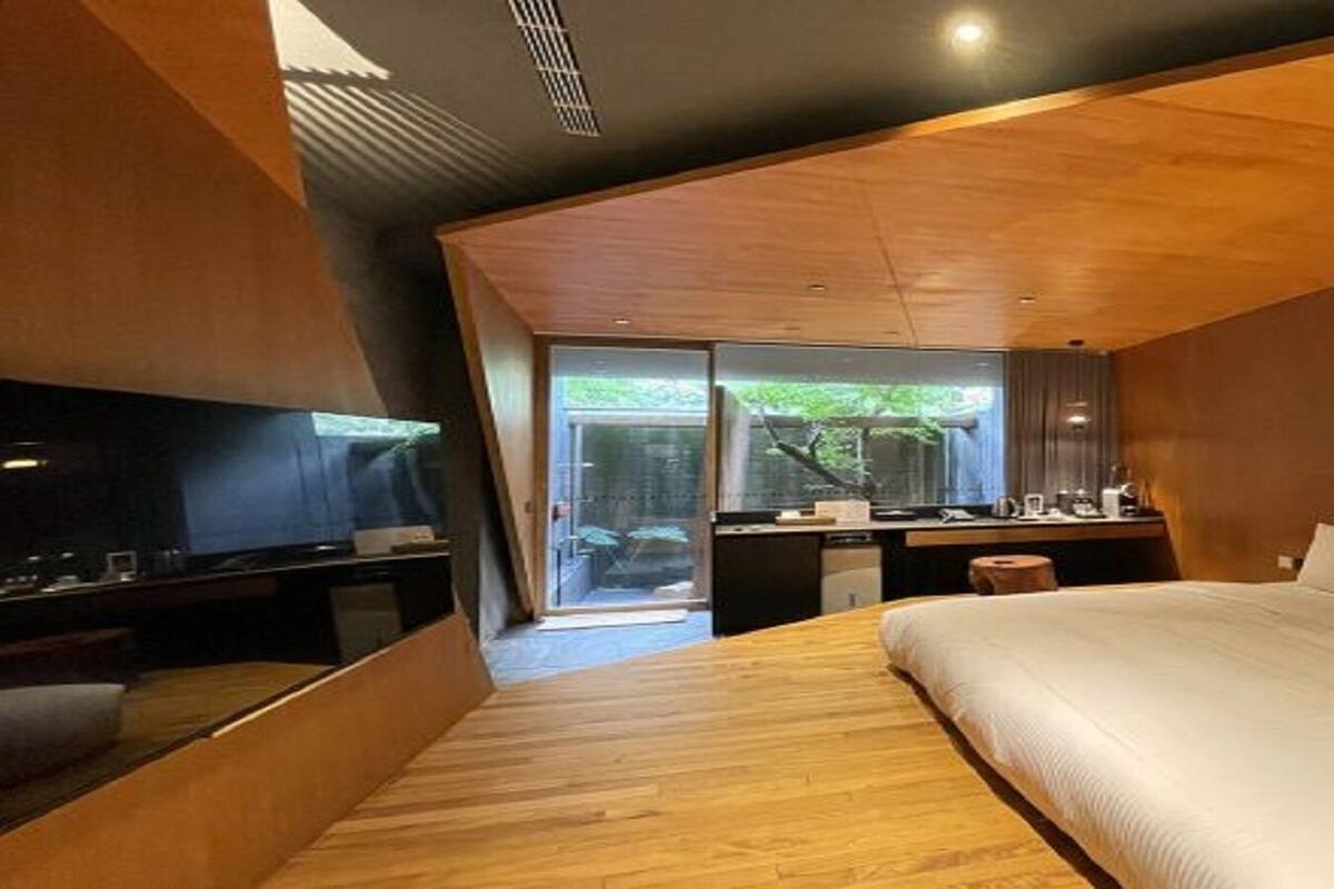 Phòng đôi Gallery | Bộ đồ giường cao cấp, chăn bông, nệm có lớp đệm bông, minibar 