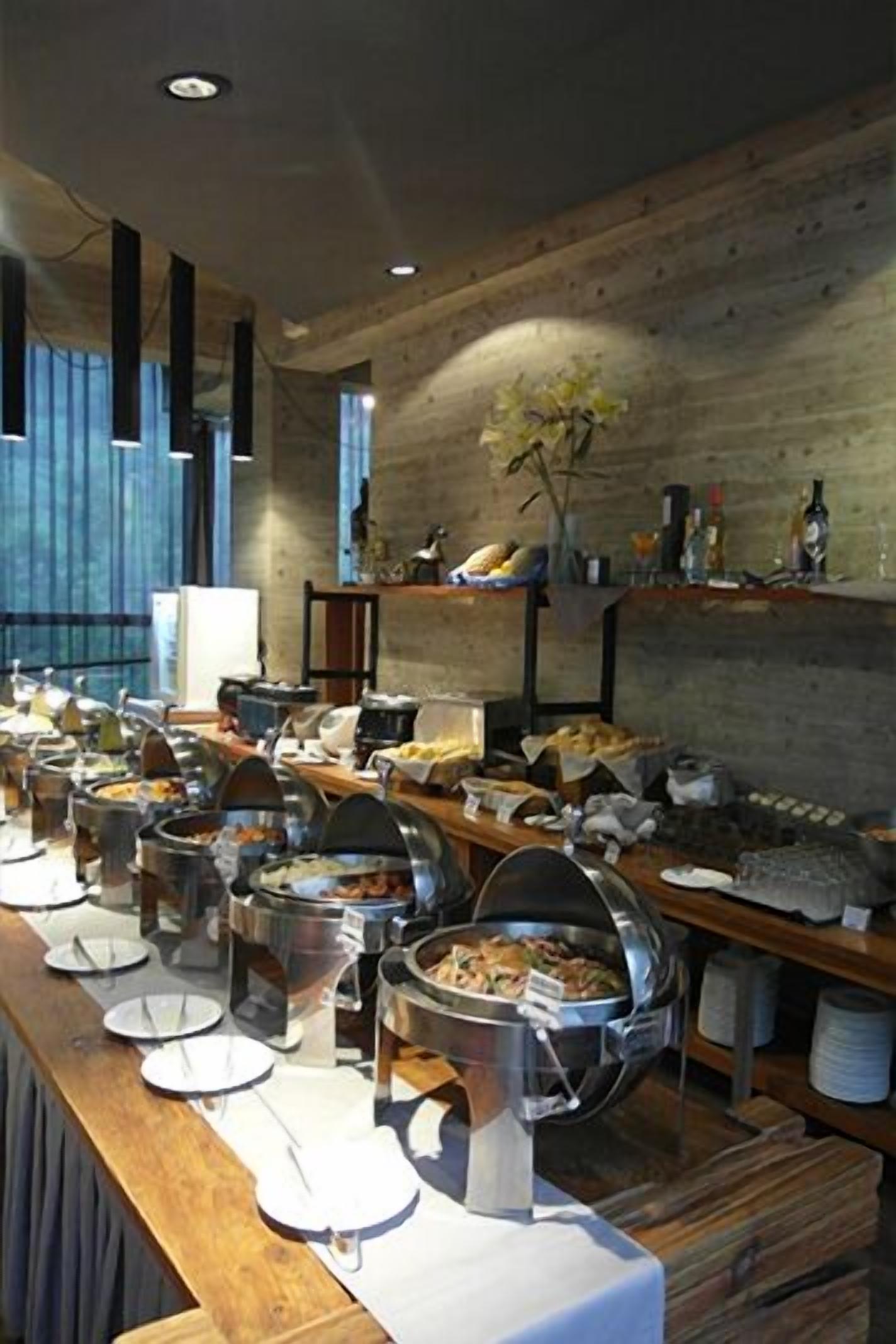 2 restaurants, breakfast, lunch, dinner served; taiwanese cuisine