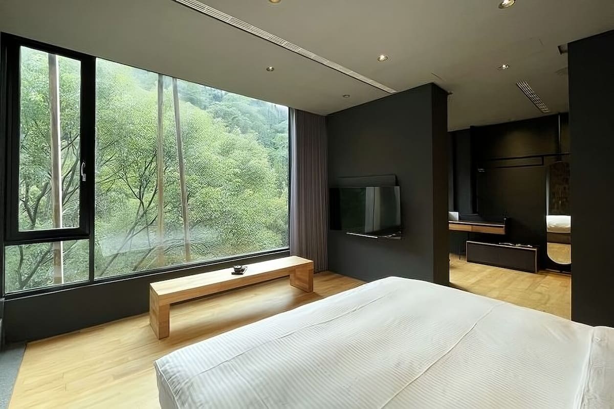 Phòng đôi Deluxe, 1 giường cỡ queen, không hút thuốc, quang cảnh núi | Bộ đồ giường cao cấp, chăn bông, nệm có lớp đệm bông, minibar