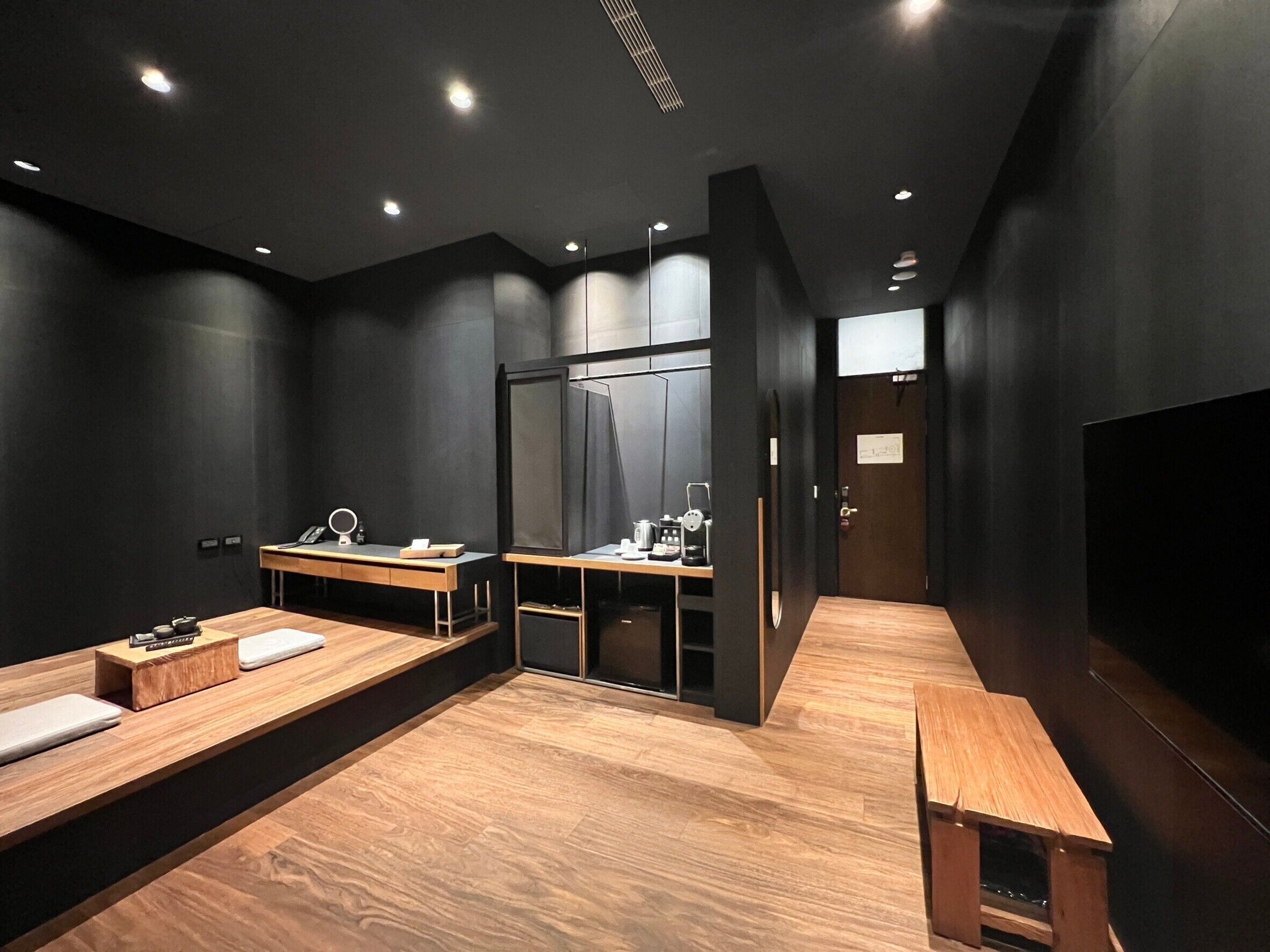 elite double room, 1 queen bed, non smoking, no windows | 1 bedroom, premium bedding, down duvets, pillow-top beds