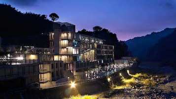 Fachada de la propiedad por la tarde o noche