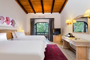 In-room safe, desk, blackout curtains, free WiFi - Fortis Hotel Malaga (Emgwenya)