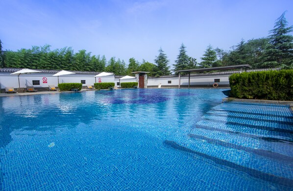 Innenpool, Außenpool, Sonnenschirme, Liegestühle