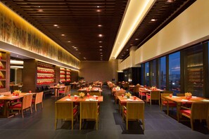 3 restaurants, serveren ontbijt, lunch, diner, Aziatische gerechten