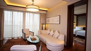 Royal Suite | In-room safe, desk, blackout drapes, soundproofing