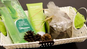 Double or Twin Room (Shared Bathroom) | Bathroom amenities | Shower, hair dryer, towels - Lost in Trastevere (Rome)