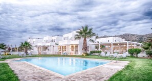 室外游泳池，日光浴躺椅