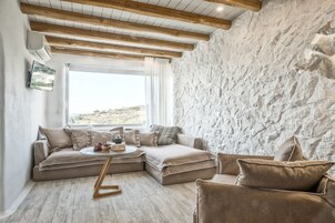 Suite, vistas al mar | Sala de estar | Una televisión de pantalla plana