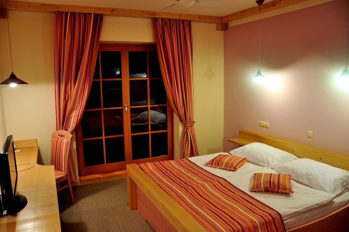 أغطية فراش متميزة وميني بار وخزنة داخل الغرفة ومكتب