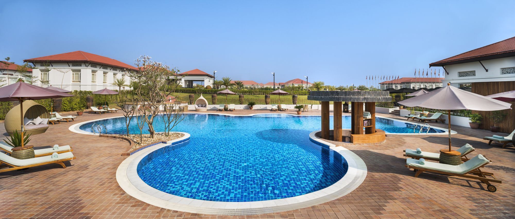 Outdoor pool, sun loungers