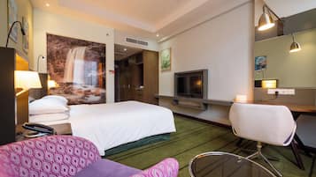 Superior Room, 1 Katil Ratu (Queen) | 1 bilik tidur, peti besi dalam bilik, meja, kalis bunyi