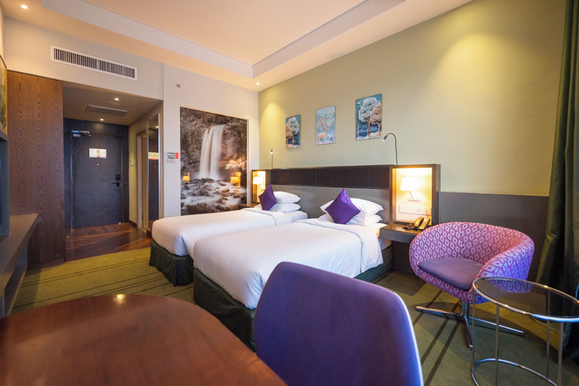 Deluxe Twin Room | In-room safe, desk, soundproofing, iron/ironing board