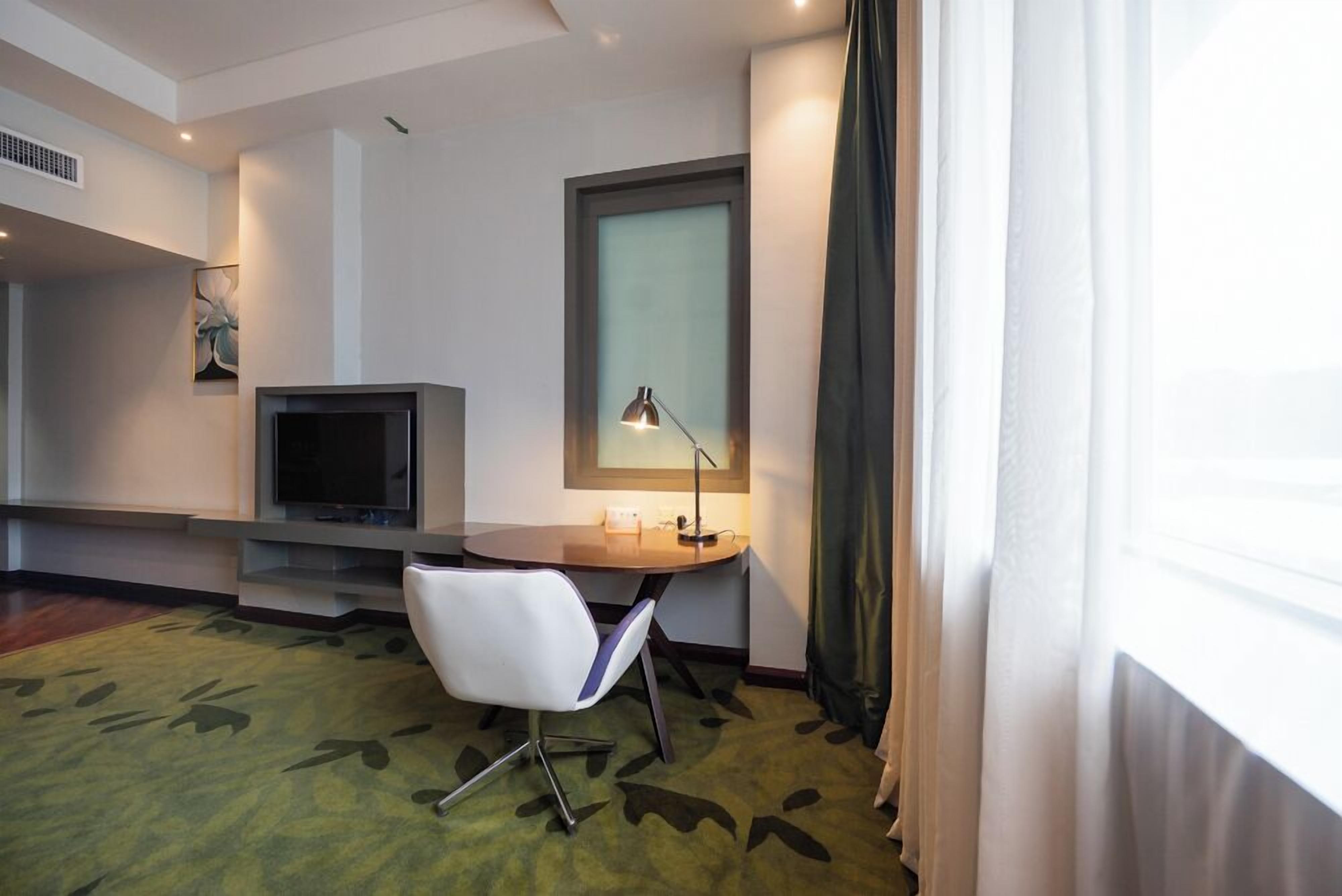 privilege queen room | in-room safe, desk, soundproofing, iron/ironing board