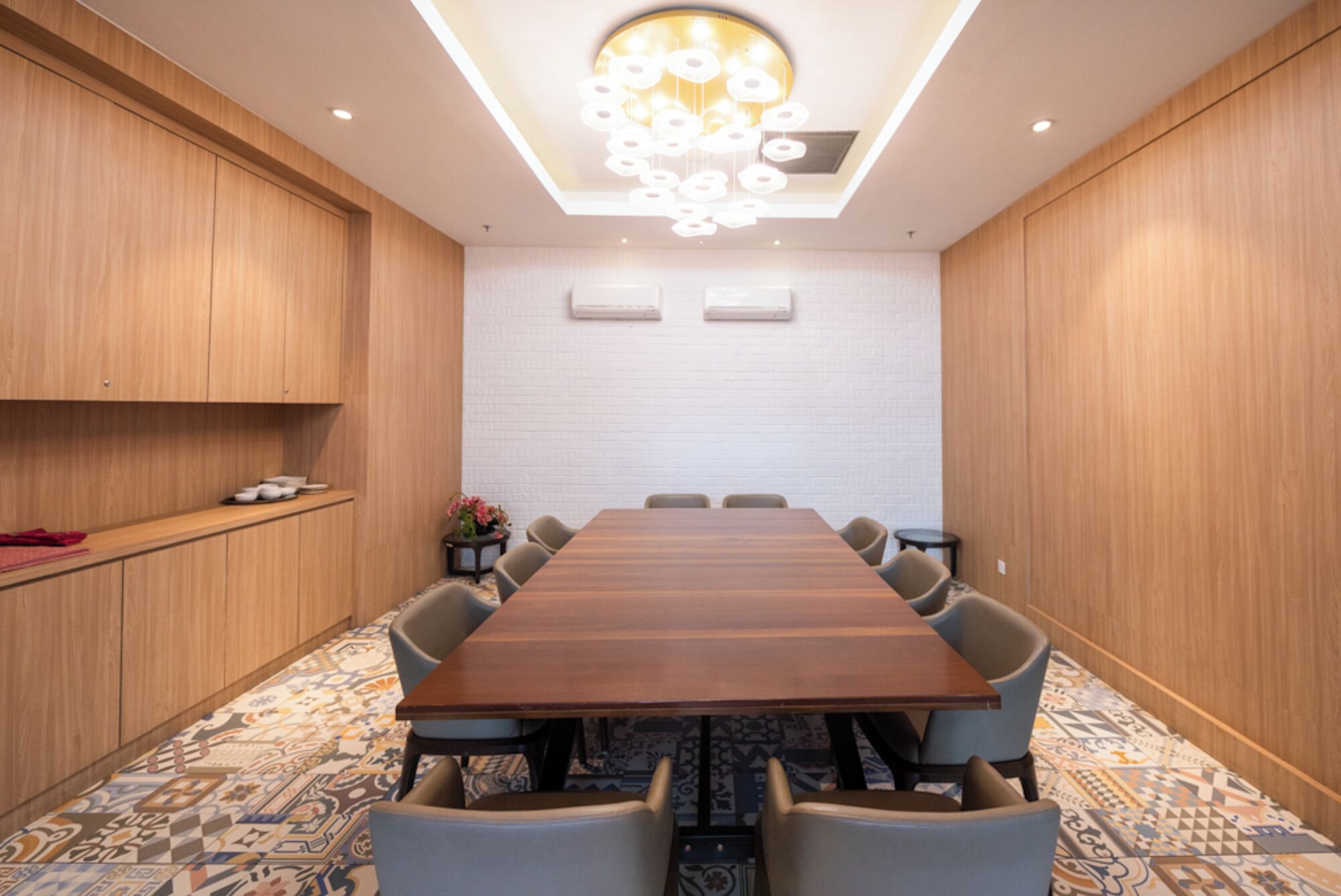 breakfast, lunch, dinner served; international cuisine