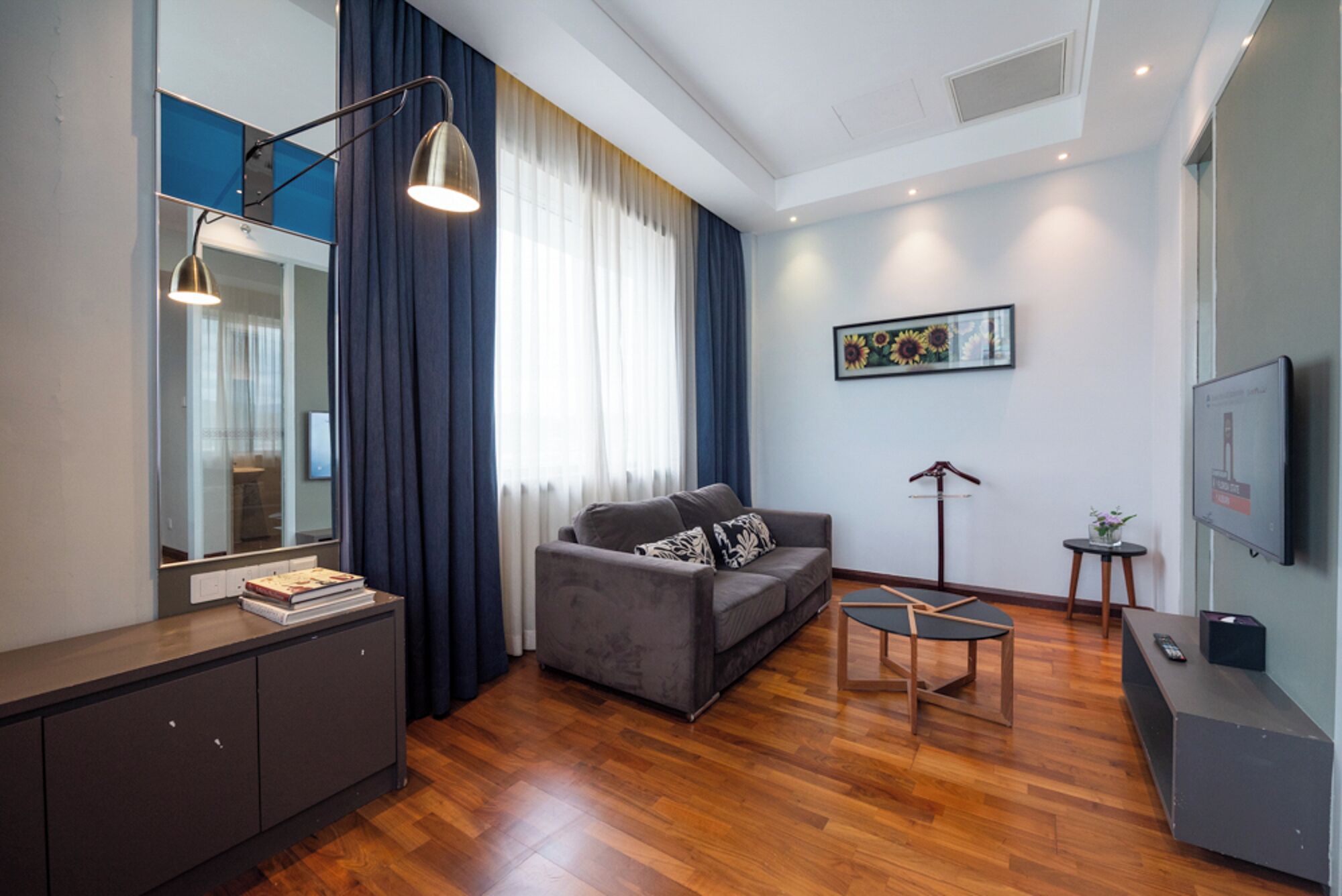 suite queen room | living area | tv