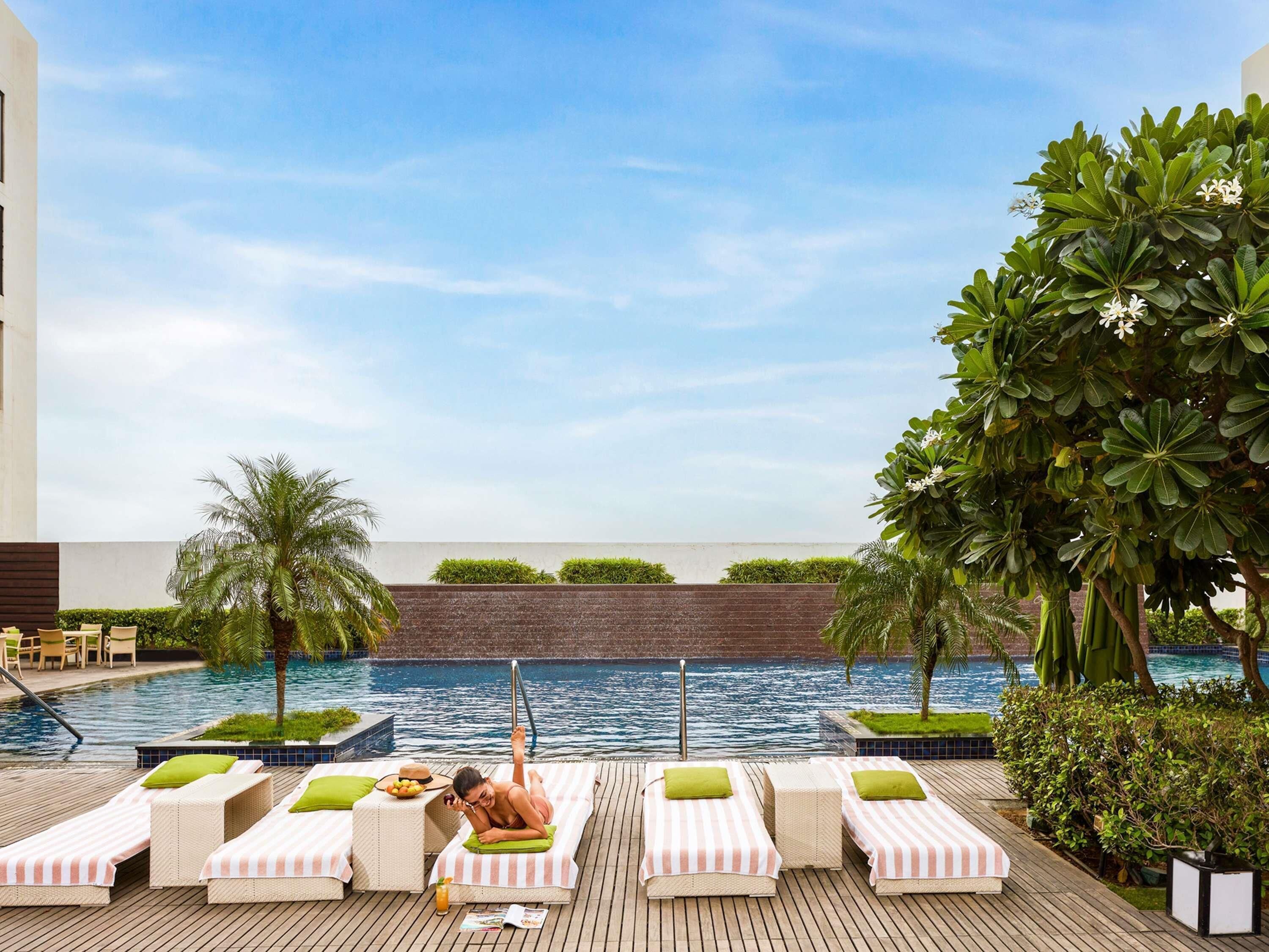 Kolam renang outdoor, dengan payung kolam renang dan kursi berjemur