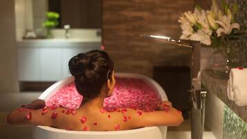 Couples treatment rooms, body treatments, aromatherapy