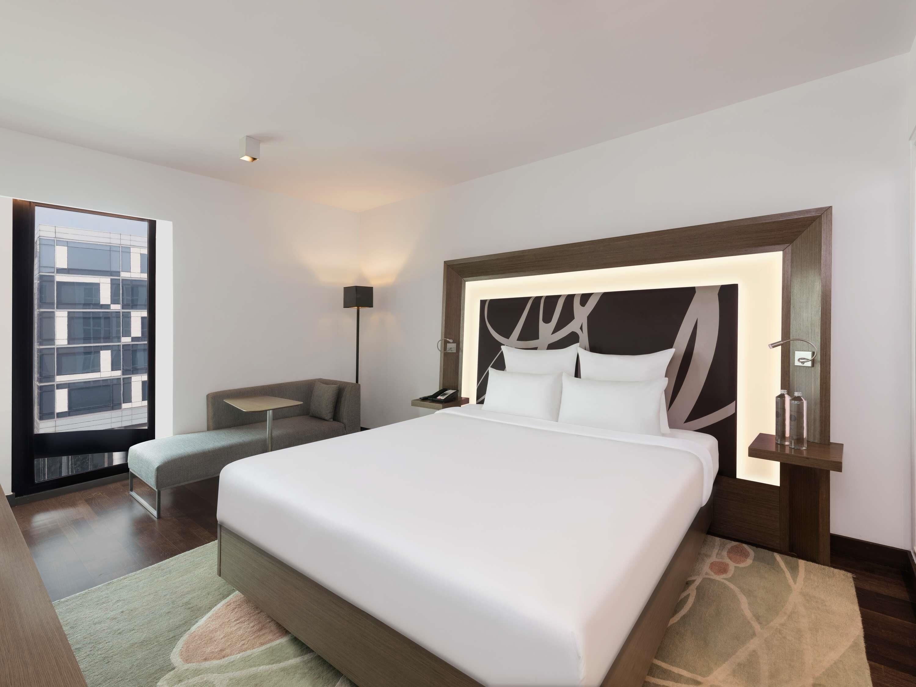 Junior Suite with 1 KING Bed | Minibar, in-room safe, desk, laptop workspace
