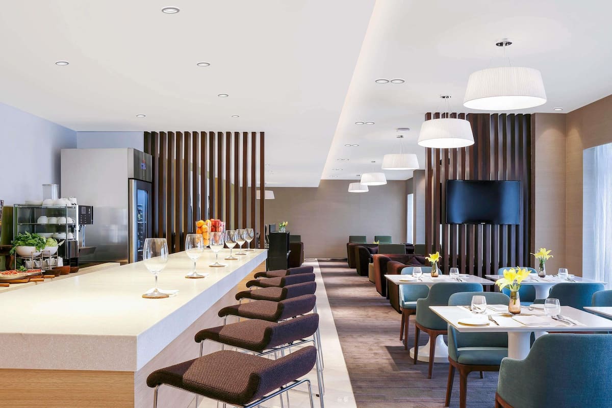 Minibar, Zimmersafe, Schreibtisch, laptopgeeigneter Arbeitsplatz