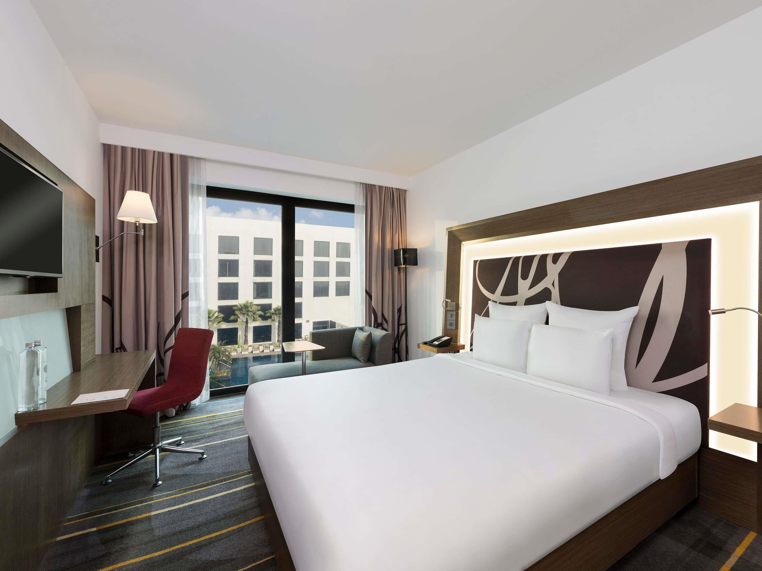 Minibar, caja de seguridad en la habitación y escritorio 