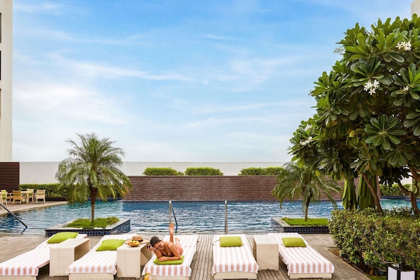 Kolam renang outdoor, dengan payung kolam renang dan kursi berjemur