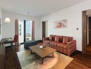 Frigobar, cofres nos quartos, escrivaninha