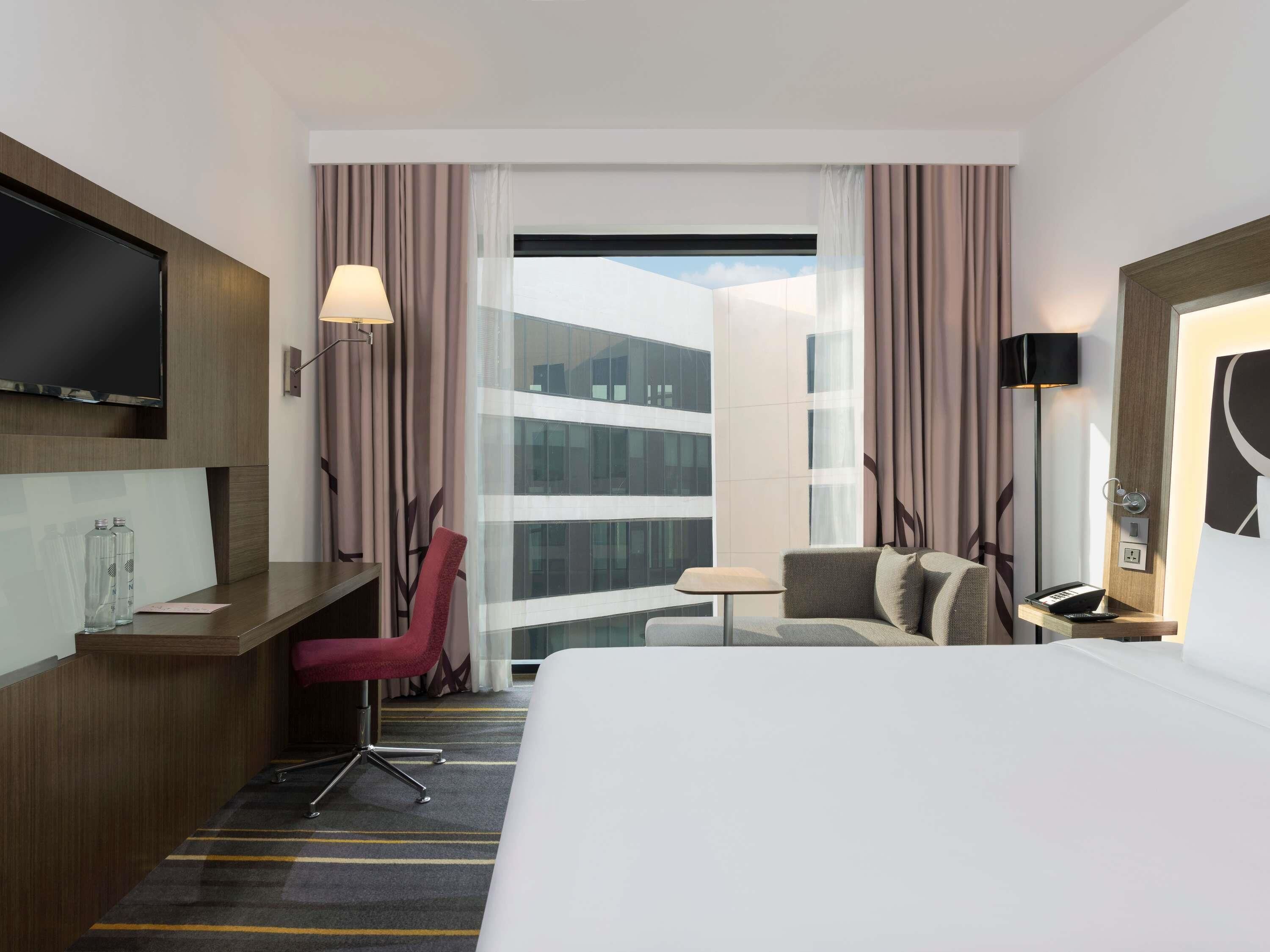 Bar mini, peti besi dalam bilik, meja, ruang kerja komputer riba 