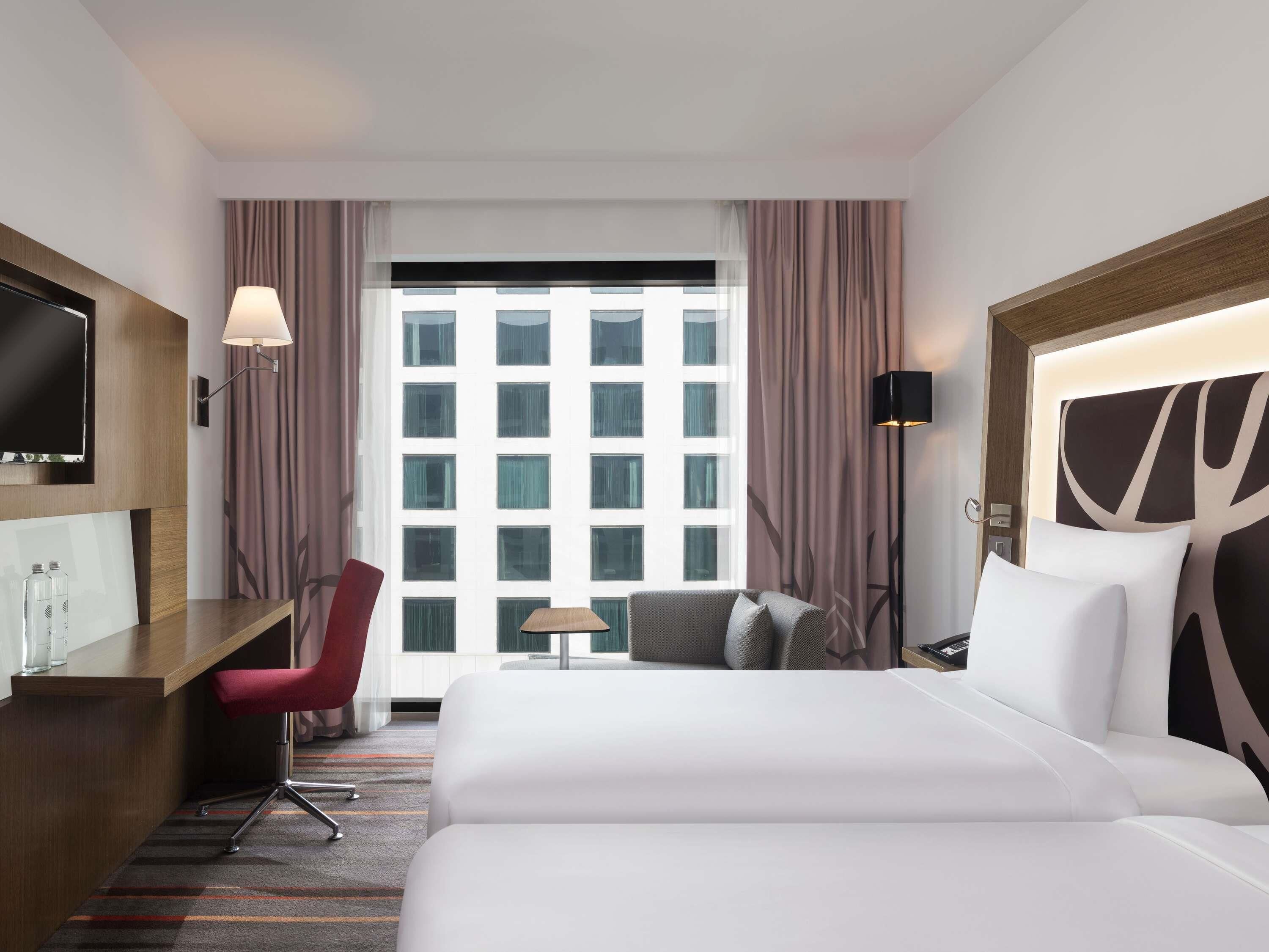 Minibar, caja de seguridad en la habitación y escritorio 