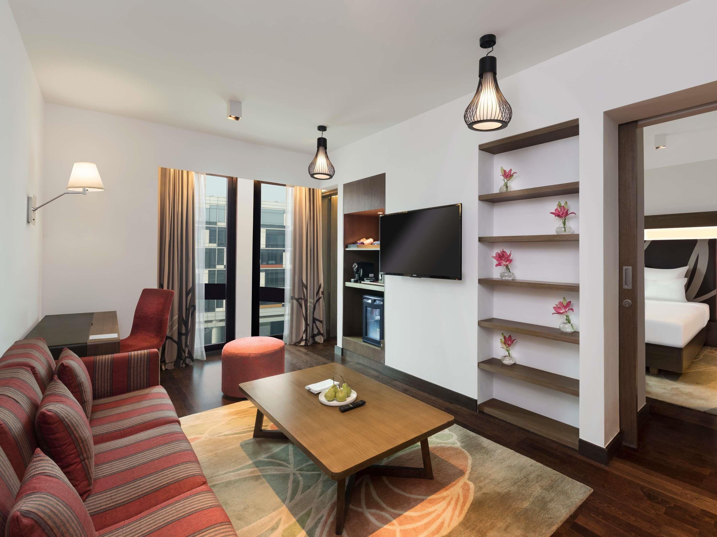 Suite junior, 1 cama doble, Acceso al salón del club | Minibar, caja fuerte, escritorio y espacio para trabajar con un portátil