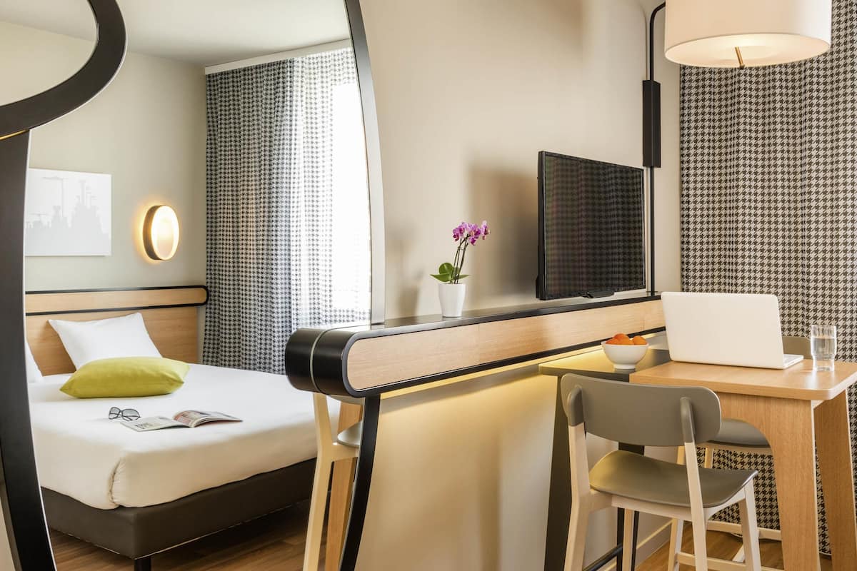 Studio, 1 Tempat Tidur Double | Brankas, meja kerja, setrika/meja setrika, dan tempat tidur bayi gratis