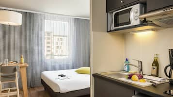 Studio, 1 Double Bed | In-room safe, desk, iron/ironing board, free cribs/infant beds