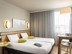In-room safe, desk, laptop workspace, blackout curtains - Aparthotel Adagio Access Paris Massy Gare TGV (Massy)