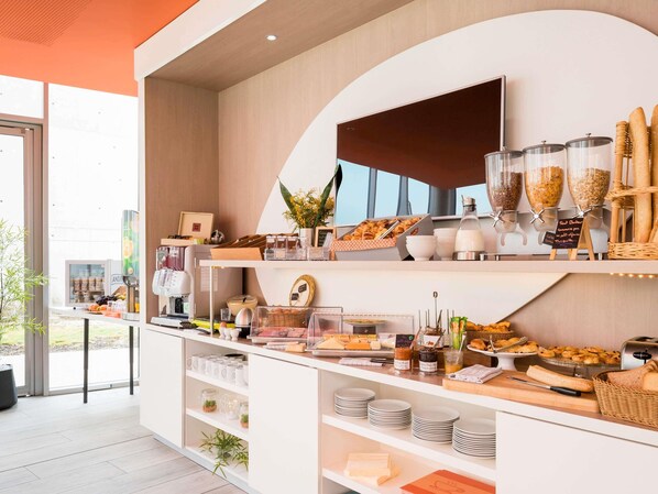 Daily buffet breakfast (EUR 15 per person) - Aparthotel Adagio Access Paris Massy Gare TGV (Massy)